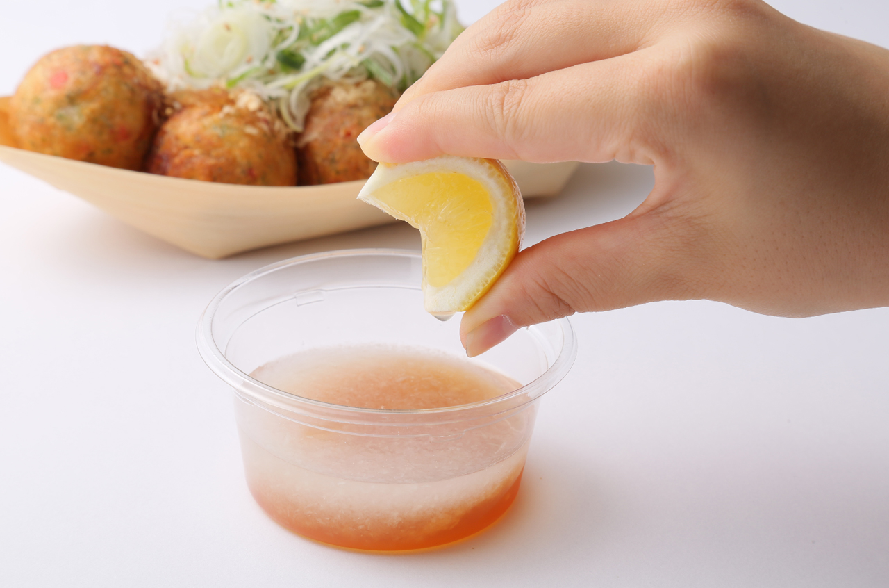 沖縄県産の塩とレモンを皮ごと使用した特製 “塩レモンぽん酢だれ” と大根おろしを合わせた専用カップに、カットレモンを絞って