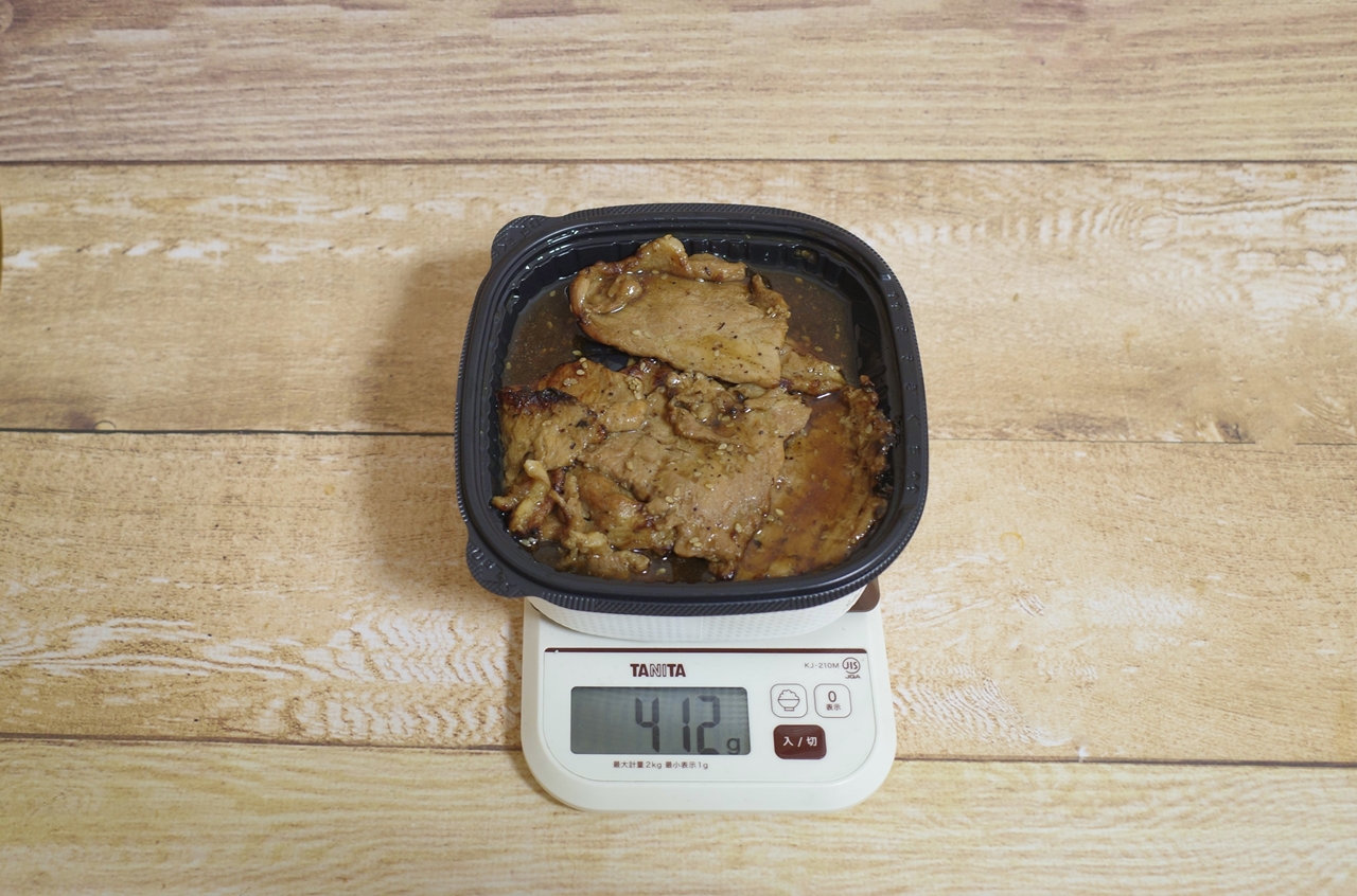 容器込みの「炭火焼き豚丼」の総重量は412g。