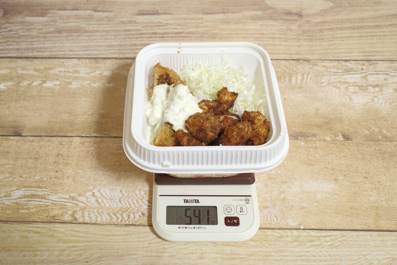 容器込みの「海老カツと鶏カツの合い盛り弁当」の総重量は541g