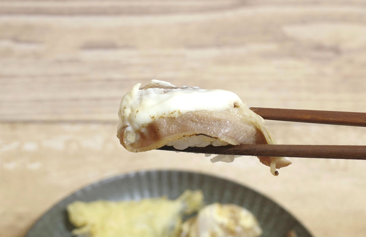 「カルビの北海道産クアトロチーズ炙り」は、脂身の旨味が前面に出たカルビ、香り、旨味ともにグーなクアトロチーズがタッグを組んで美味！