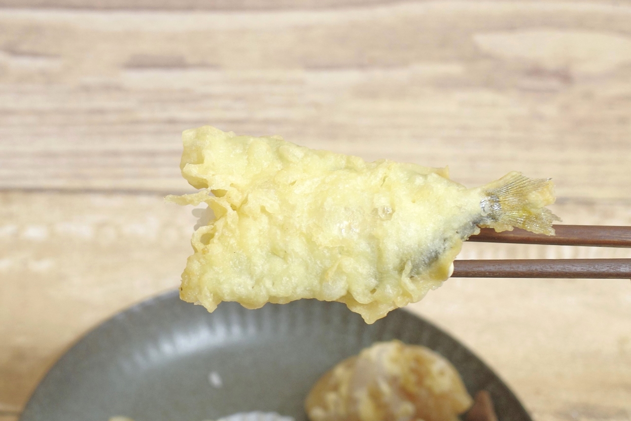 「北海道産　天然白身魚天にぎり」は、酢飯が隠れるくらいにネタが大きめ！