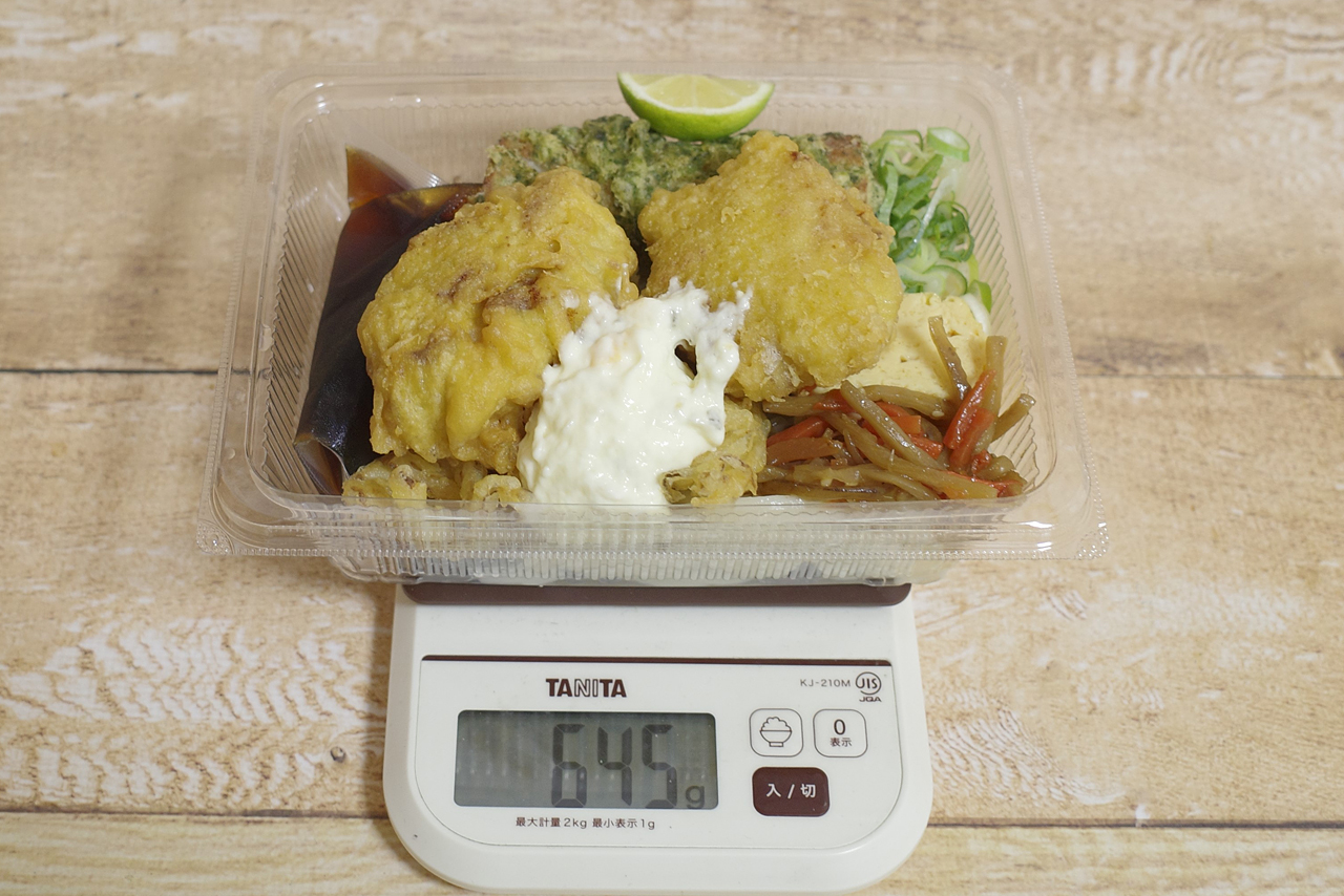 容器込みの「タル鶏うどん弁当」の総重量は645g