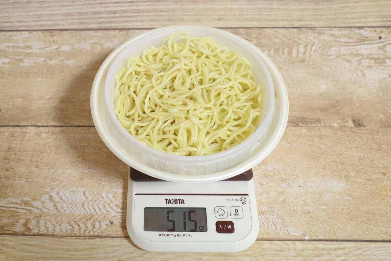容器込みの「茄子の炸醤麺」の総重量は515g