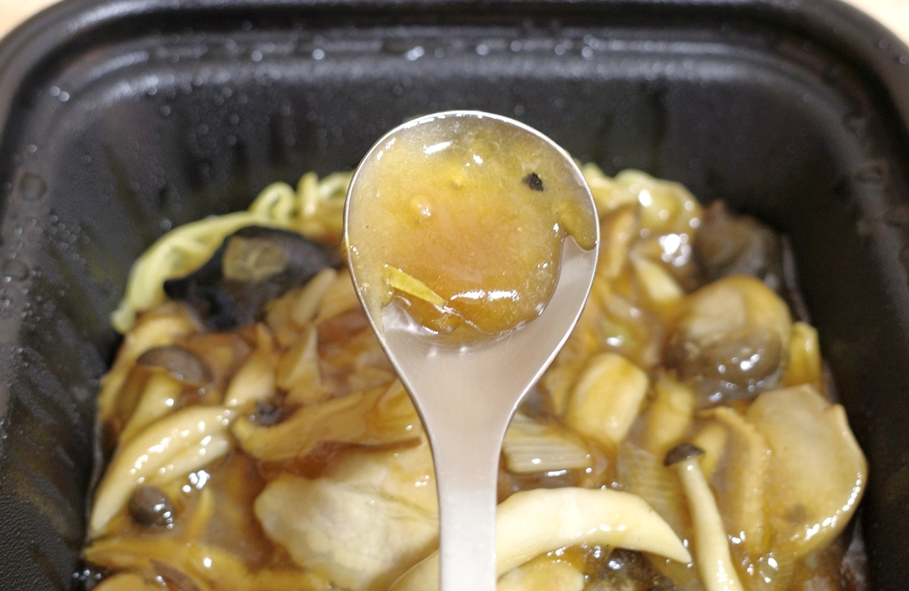 あんかけスープは醤油、オイスターソース、きのこの旨味が合体して激ウマ！