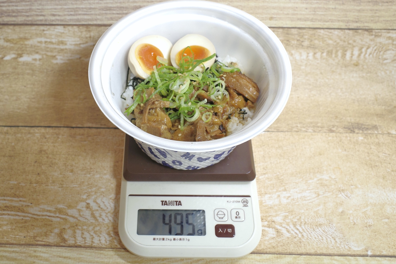 容器込みの「魯肉飯（大盛）」の総重量は495g