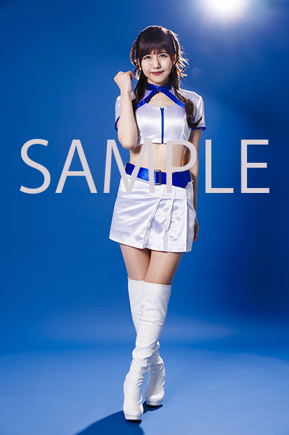 永遠の17才”がラウンドガールや制服姿のコスプレも! 初の自叙伝