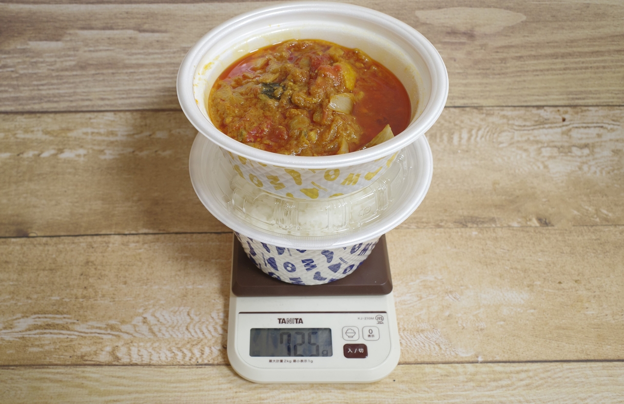 容器込みの「彩り野菜煮込みハンバーグカレー」の総重量は725g