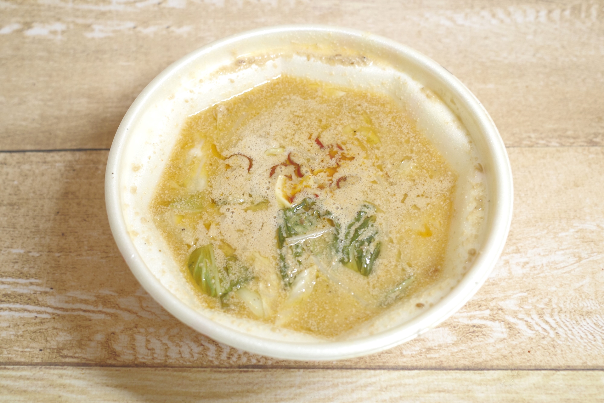 担々麺としては珍しく、スープの中にひき肉の姿はありません！