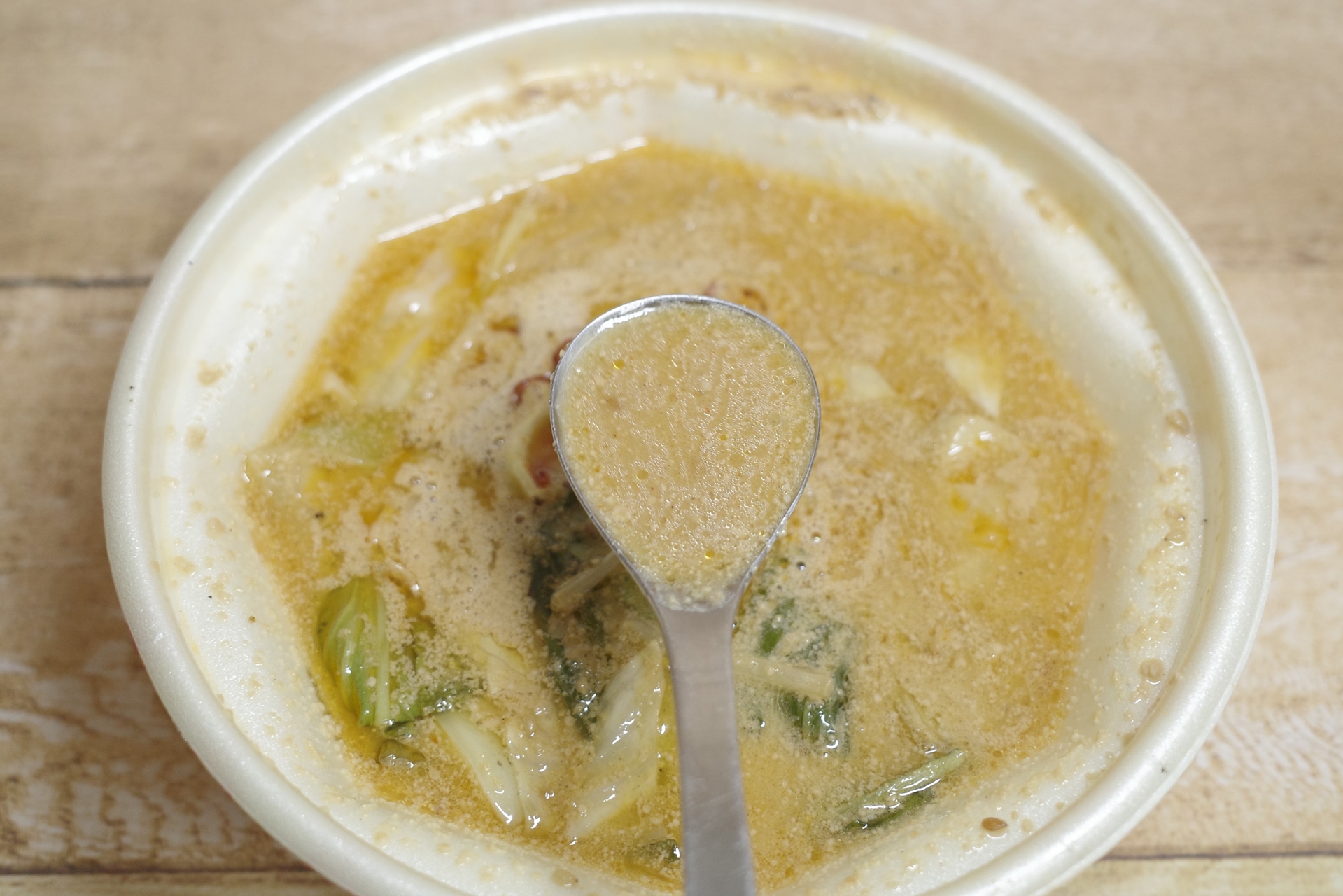 特製スープは胡麻の香りや味、出汁の旨味、塩気、酸味、辛味が瞬いてウマー！