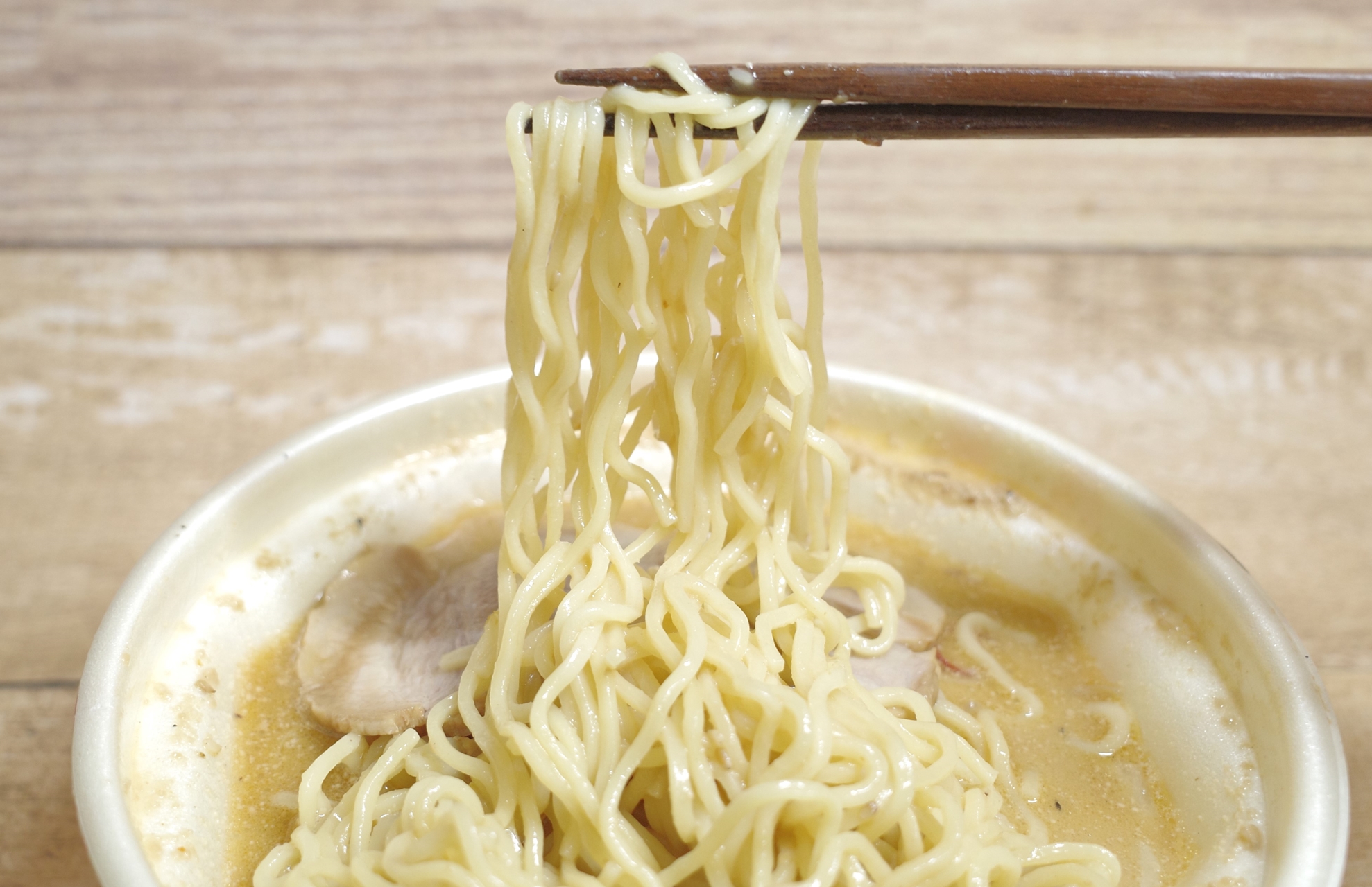 特製スープのおかげで麺もハイペースで胃の中へと消えていきます！