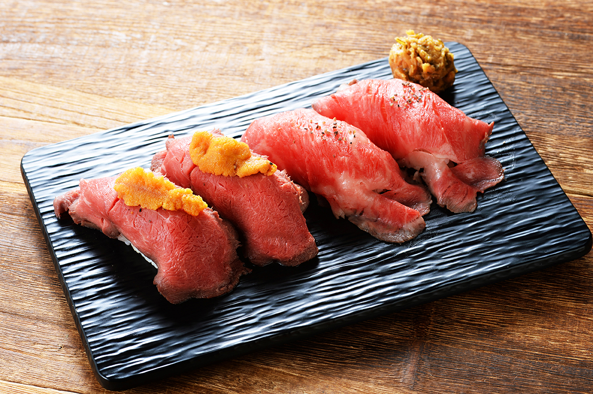 「高級部位サーロイン肉寿司」と「雲丹のせ赤身肉寿司」の食べ比べ