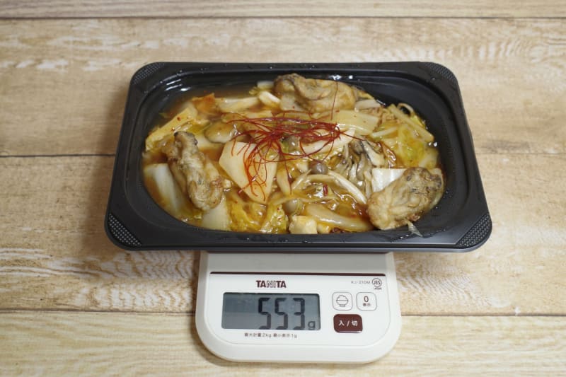 容器込みの「牡蠣のピリ辛あんかけ焼きそば(テイクアウト)」の総重量は553g