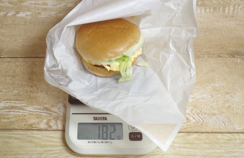 包み紙込みの「チーズチキンフィレバーガー」の総重量は182g
