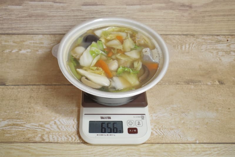 容器込みの「椎茸うま煮あんかけチャーハン」の総重量は656g