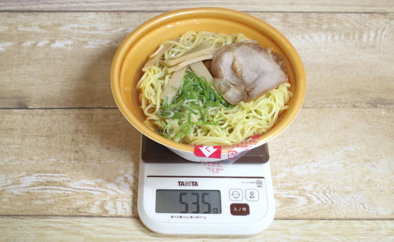 容器&別袋の鶏油込みの「【関東地方限定】トイ・ボックス監修　醤油ラーメン」の総重量は535g