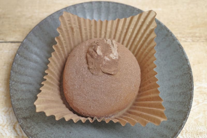 「冷やして食べるボンボロー二（チョコホイップ）」開封時は、砂糖&ココアパウダーがこぼれないように注意！