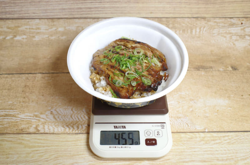 容器と山椒込みの「豚かば焼き丼(大盛)」の総重量は455g