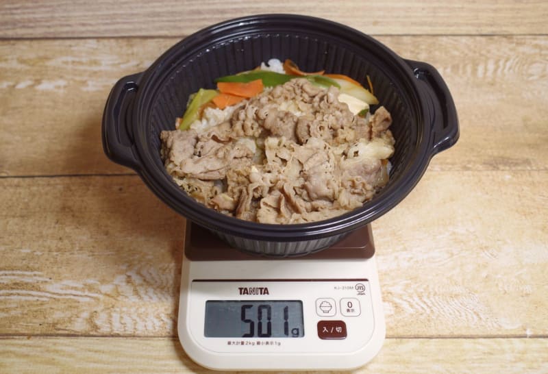 容器込みの「牛すき丼　大盛（テイクアウト）」の総重量は501g