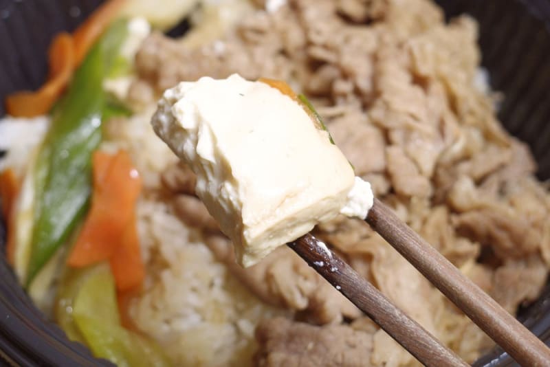 豆腐はタレや大豆の旨味も活かしながらも、水分も多めなことで後味クール！
