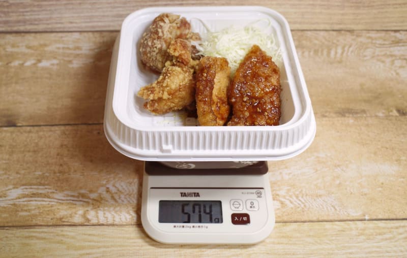 容器込みの「豚からあげと鶏からあげの合盛り弁当」の総重量は574g