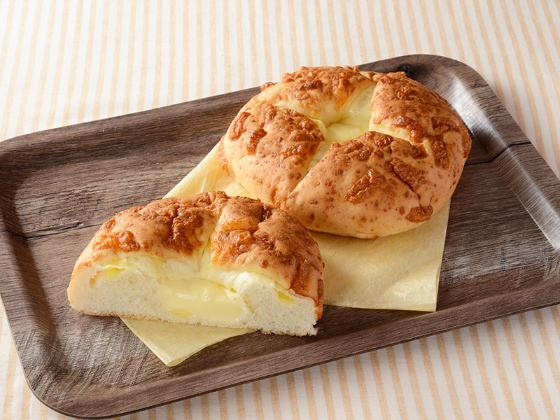 「とろ～りチーズパン」181円(税込)407kcal