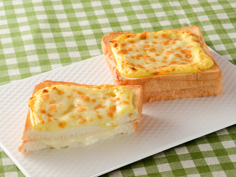 「おかずトースト チーズあふれる！とろ～りチーズトースト」300円(税込)325kcal