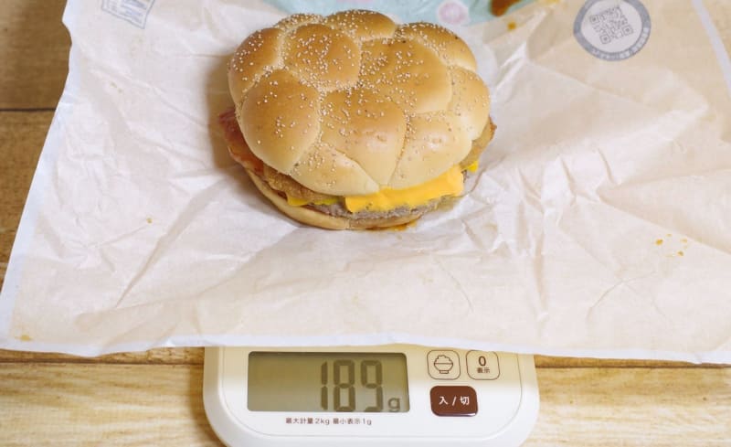 包み紙込みの「ワイルドビーフバーガー オニオンリング＆チーズ」の総重量は189g