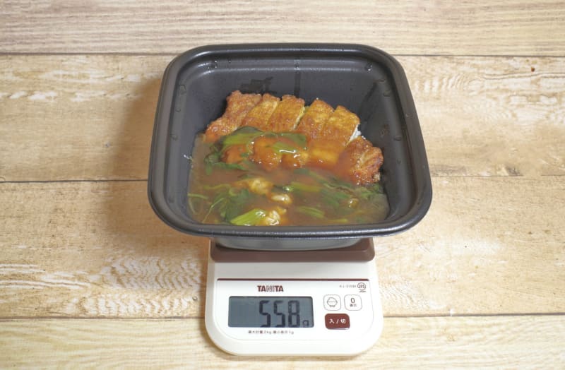 容器込みの「あんかけパイコー飯」の総重量は558g