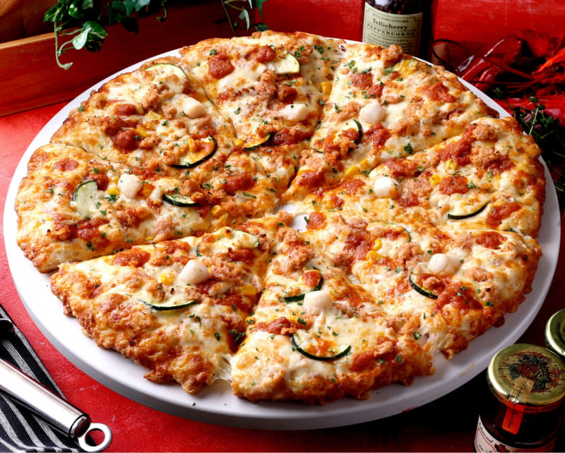 「カニとオマール海老ソースの贅沢ピザ」Mサイズ2,980円(税込) Lサイズ4,540円(税込)