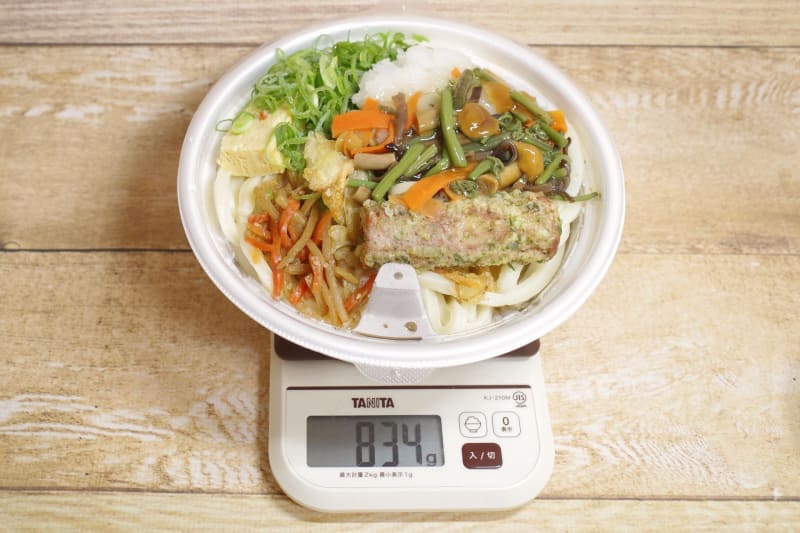 容器込みの「山菜おろしうどん弁当」の総重量は834g