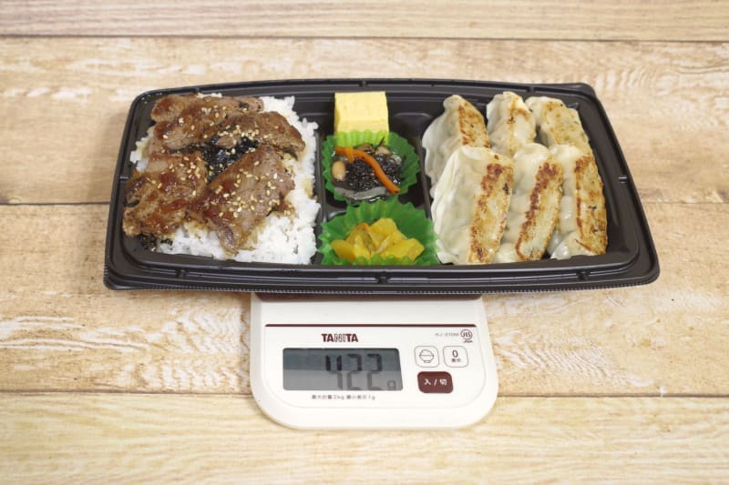 容器込みの「ステーキ丼&餃子セット」の総重量は422g