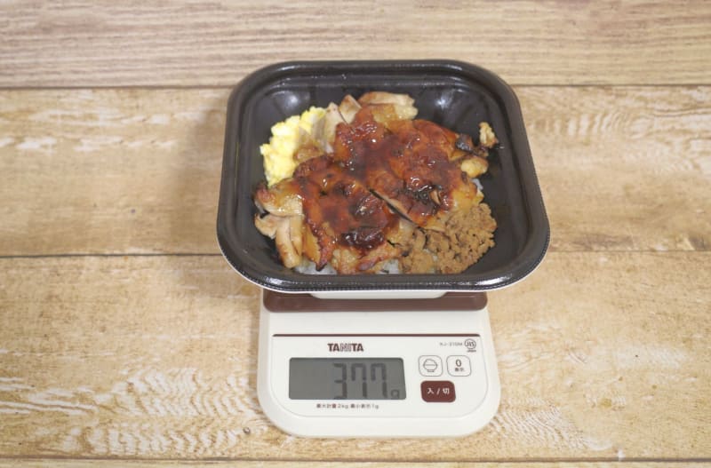 容器込みの「たんぱく質が摂れる照焼チキン丼」の総重量は377g