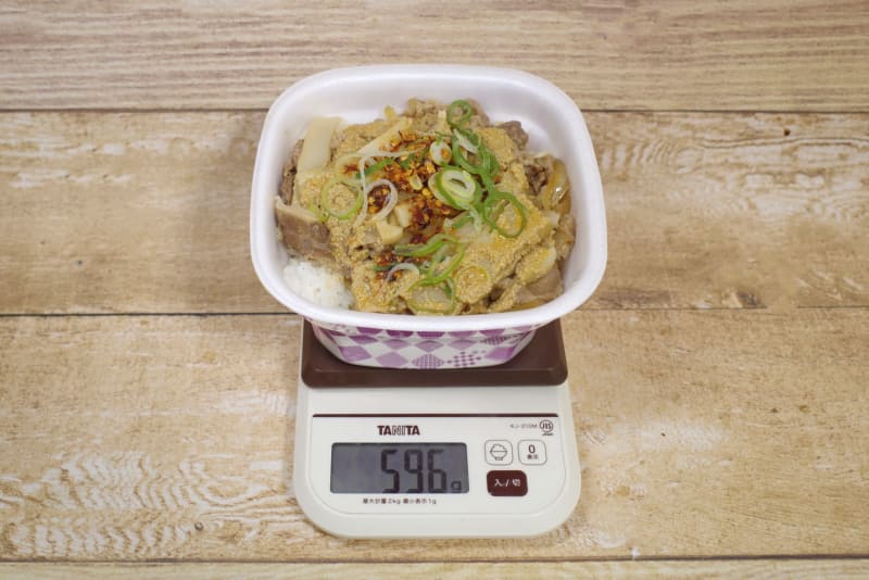 容器込みの「ピリ辛ゴマだれ食べラー・メンマ牛丼(大盛)」の総重量は596g
