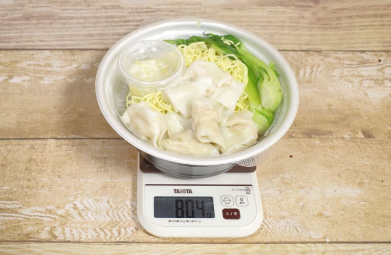 容器込みの「海老雲呑麺(塩青湯)」の総重量は804g