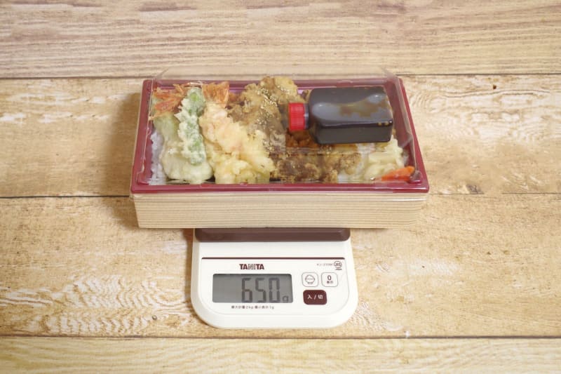 容器＆タレ込みの「奥州鶏と海老の味噌天丼」の総重量は650g