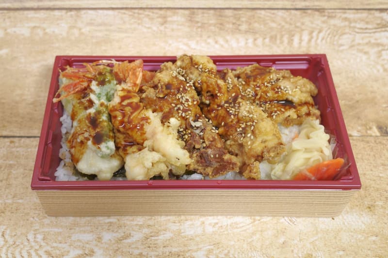 「奥州鶏と海老の味噌天丼」に濃厚味噌だれをプラスして食事開始！