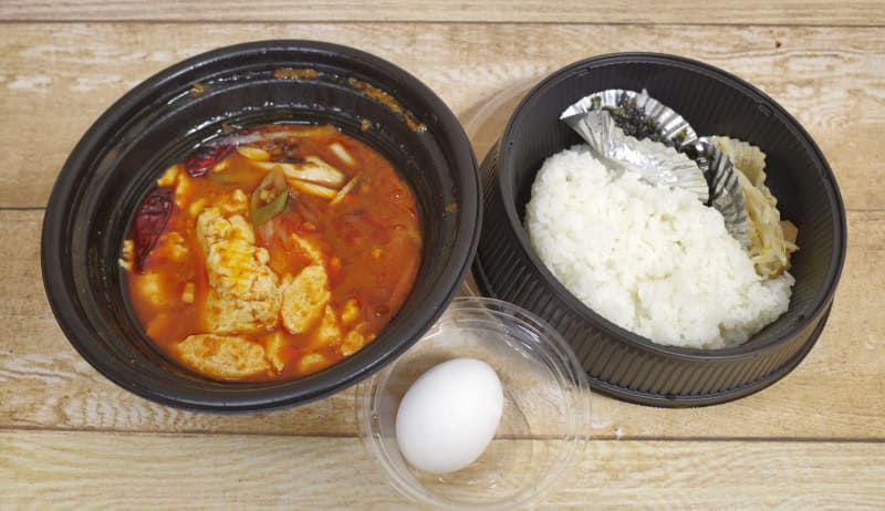 「麻婆純豆腐定食」にはご飯、韓国のり、もやしナムルとあわせて半熟玉子がついてきます！