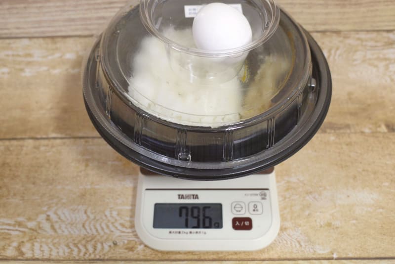 容器込みの「麻婆純豆腐定食」の総重量は796g
