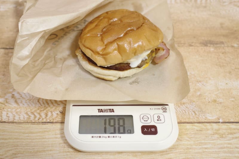 包み紙込みの「とろける3種チーズのベーコンエッグバーガー」の総重量は198g