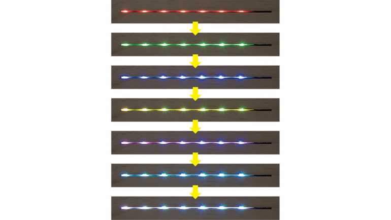 LEDが点灯中に電源ボタンを半押しすると、赤→緑→青→黄色→紫→水色→白→赤……の順番で発光色がローテーションする仕組み