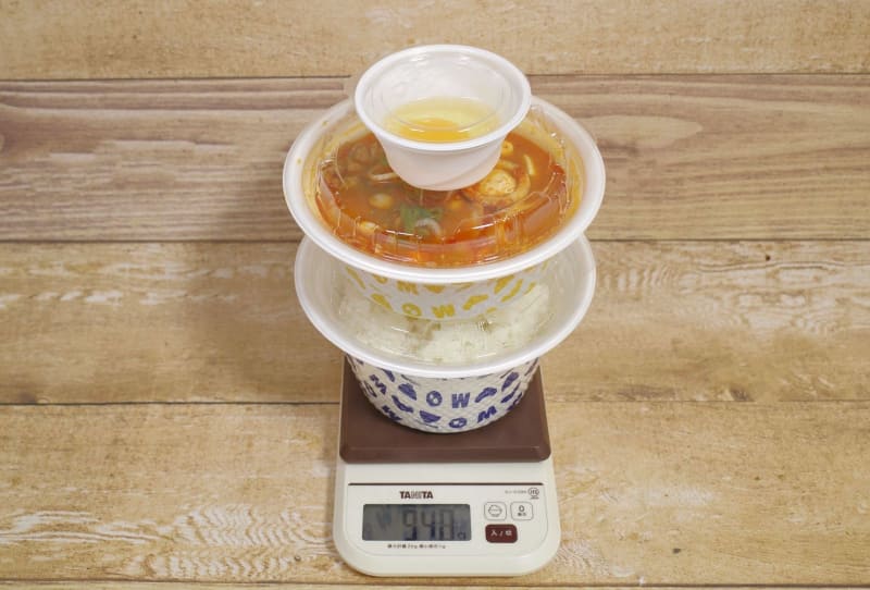 容器込みの「海鮮豆腐キムチチゲセット(ご飯特盛)」の総重量は948g