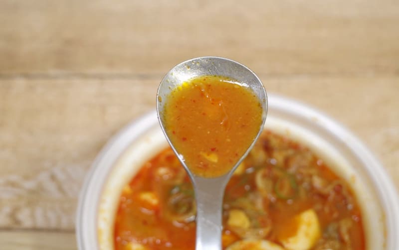 スープは魚介の旨味、キムチの辛味、塩気、甘味が交差して冬にピッタリな味！