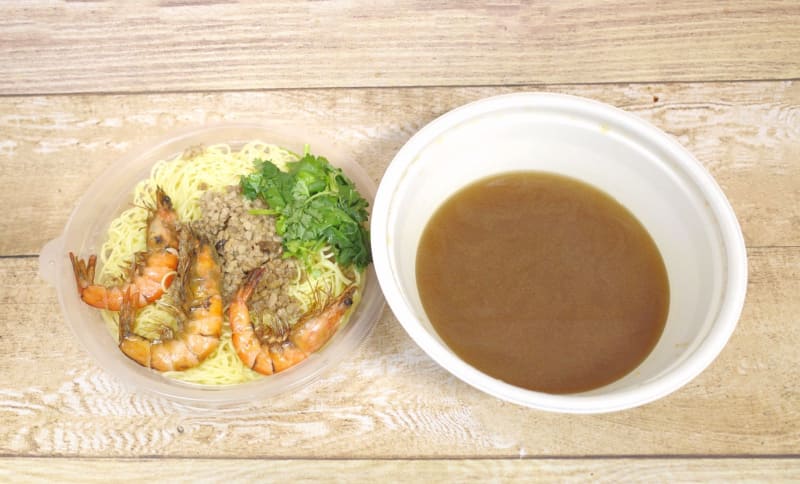 「殻ごと！海老担仔麺」は、スープと麺＆具が分かれた状態でパッキングされています！