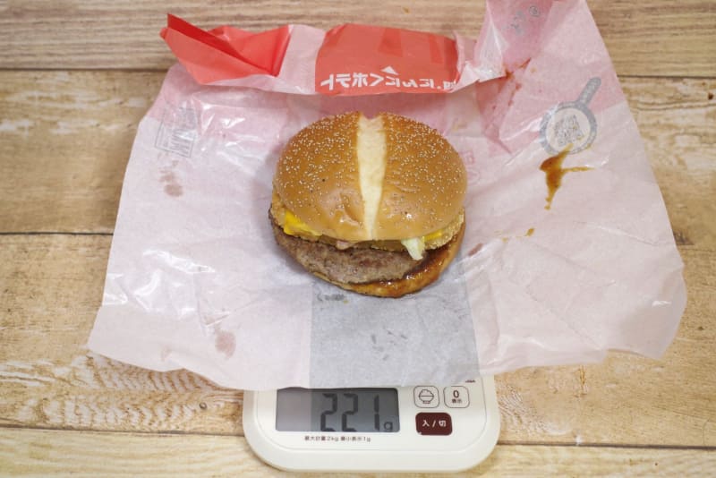 包み紙込みの「にんにく ザク切りポテト肉厚ビーフ」の総重量は221g
