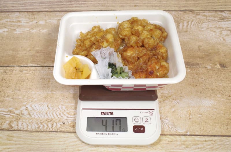 容器込みの「たれづけ海鮮天丼弁当（お新香付）」の総重量は417g