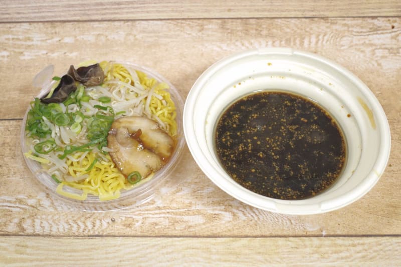「いそのかづお監修札幌ブラック醤油ラーメン」は、麺＆具とスープを分割して容器にIN！