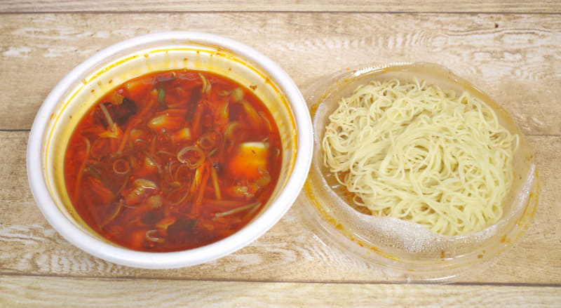 「大辛火鍋麺（テイクアウト）」は、スープと麺が分かれた状態でパッキングされています！