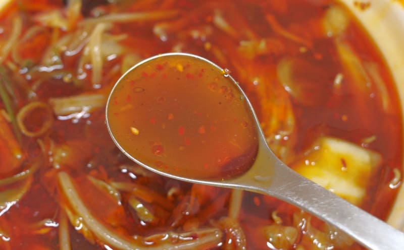 スープからは、いの一番で辛味が押し寄せてくるので、喉を傷めないようにゆっくり味わうのがマスト！