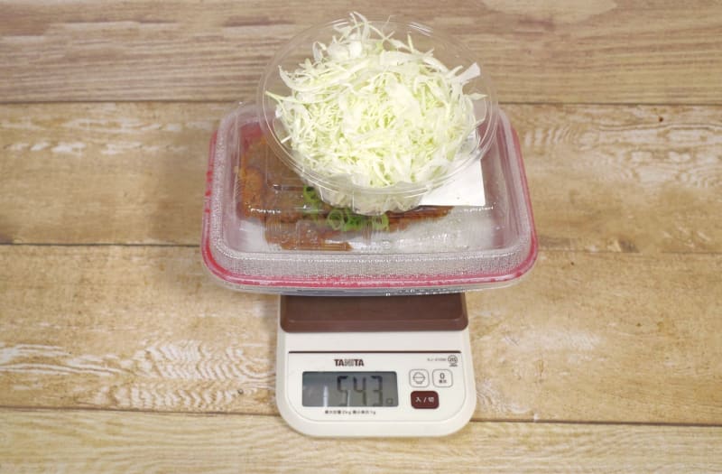 容器込みの「ネギ味噌チキンかつ定食」の総重量は543g