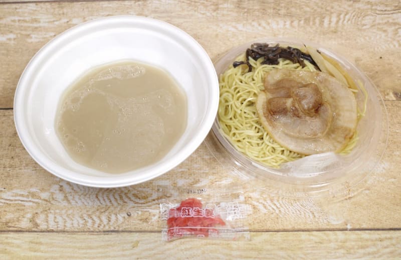 「濃厚豚骨ラーメン」は、容器の中でスープと麺＆具が分かれているのがポイント！